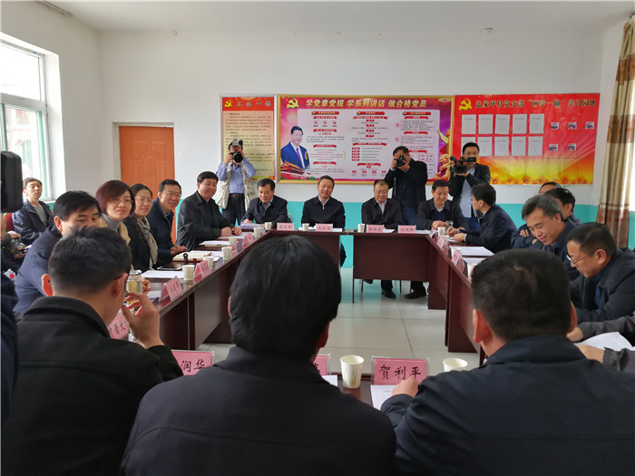 我校在孟家坪村委会举办座谈会_副本.jpg