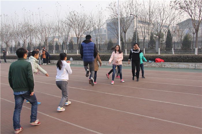 4操场学生比赛.JPG