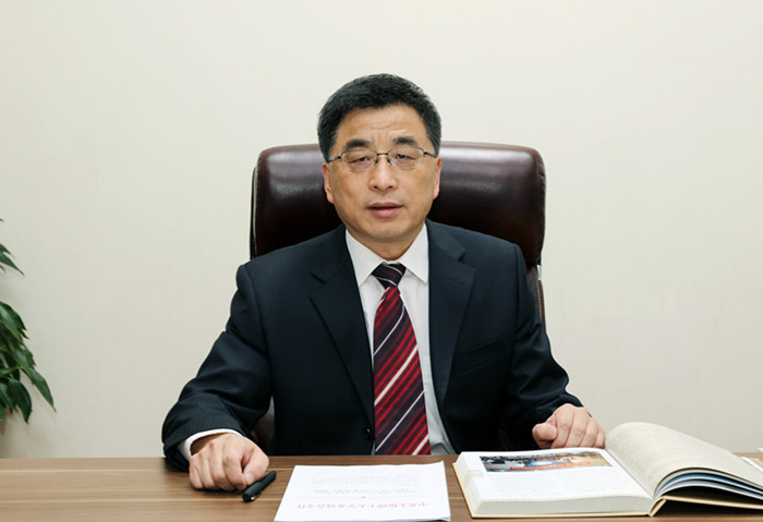 黄校长工作照.jpg