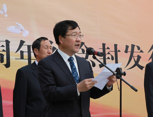 在发行仪式上,吴俊清,吕明与刘建天共同为纪念封揭牌,并为纪念封加盖